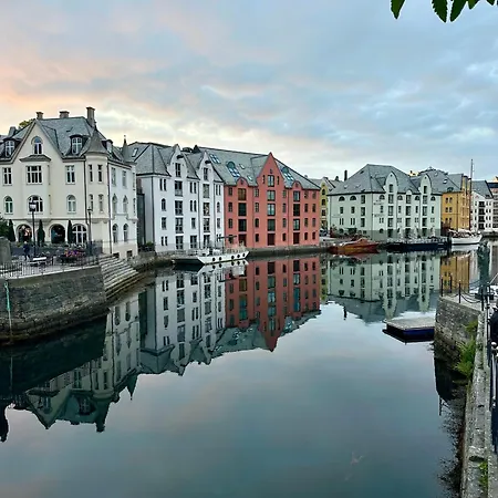Authenic Art Nouveau In The City-center Apartamento Ålesund
